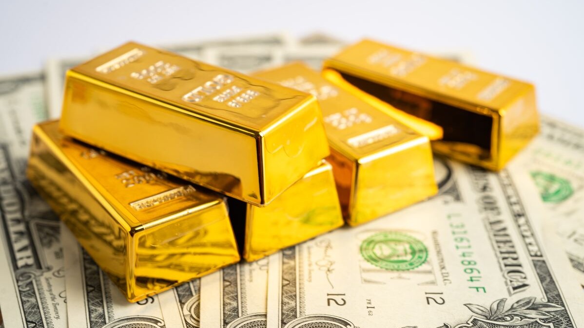 Gold Prices Slip as Strong Dollar Offsets Safe Haven Demand Amid U.S.Iran Tensions